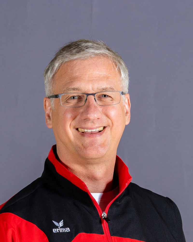 Dieses Foto zeigt unseren trainer Wolfgang Metze. Er ist B-Trainer Leistungssport, Fechtmeister ADFD, Maître d’armes AAI, Fachsportlehrer Deutscher Sportlehrerverband e.V.